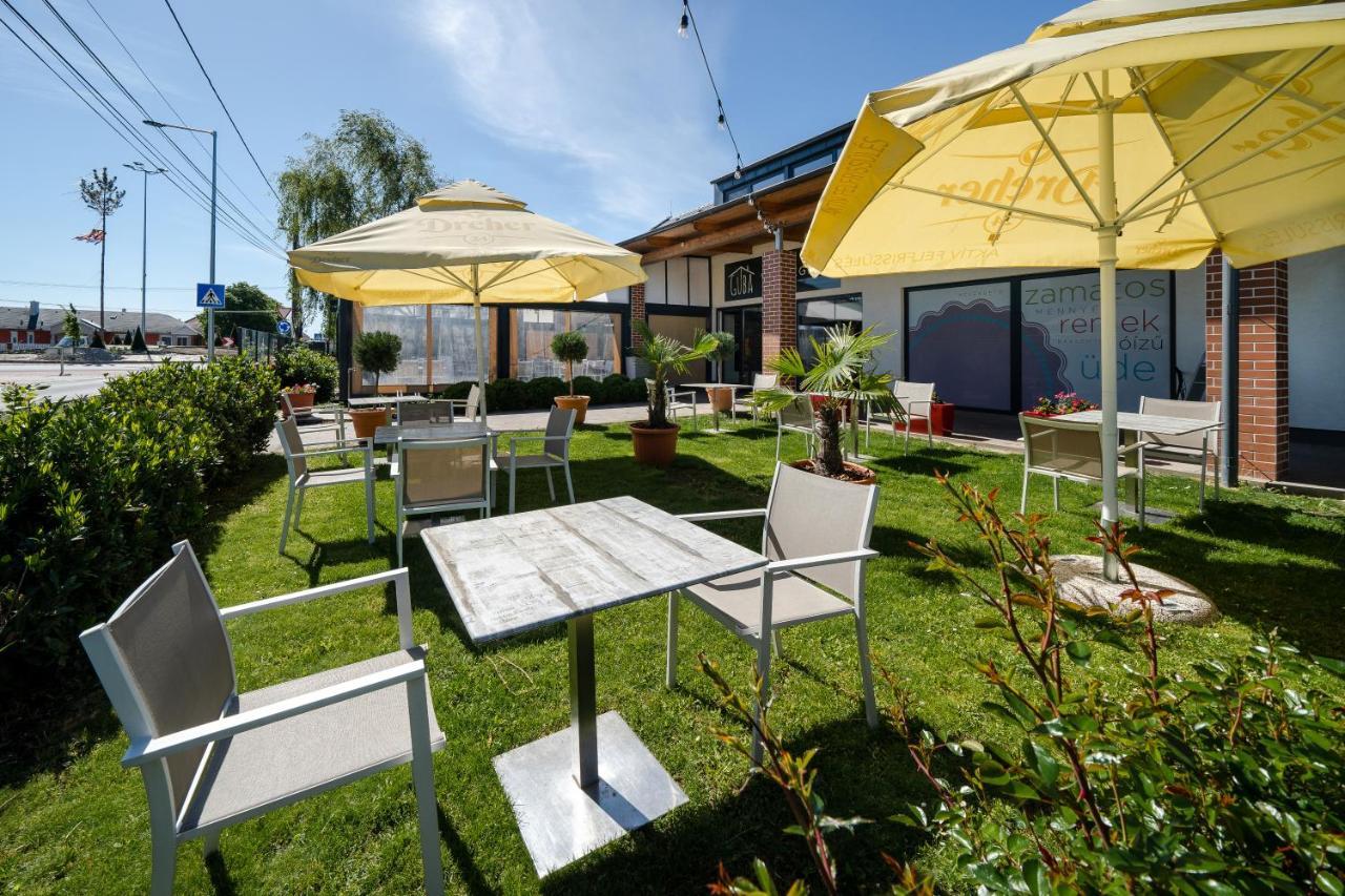 Pipacs Panir & Grill Garden Vendeghaz Hotel Győrújbarát Eksteriør billede