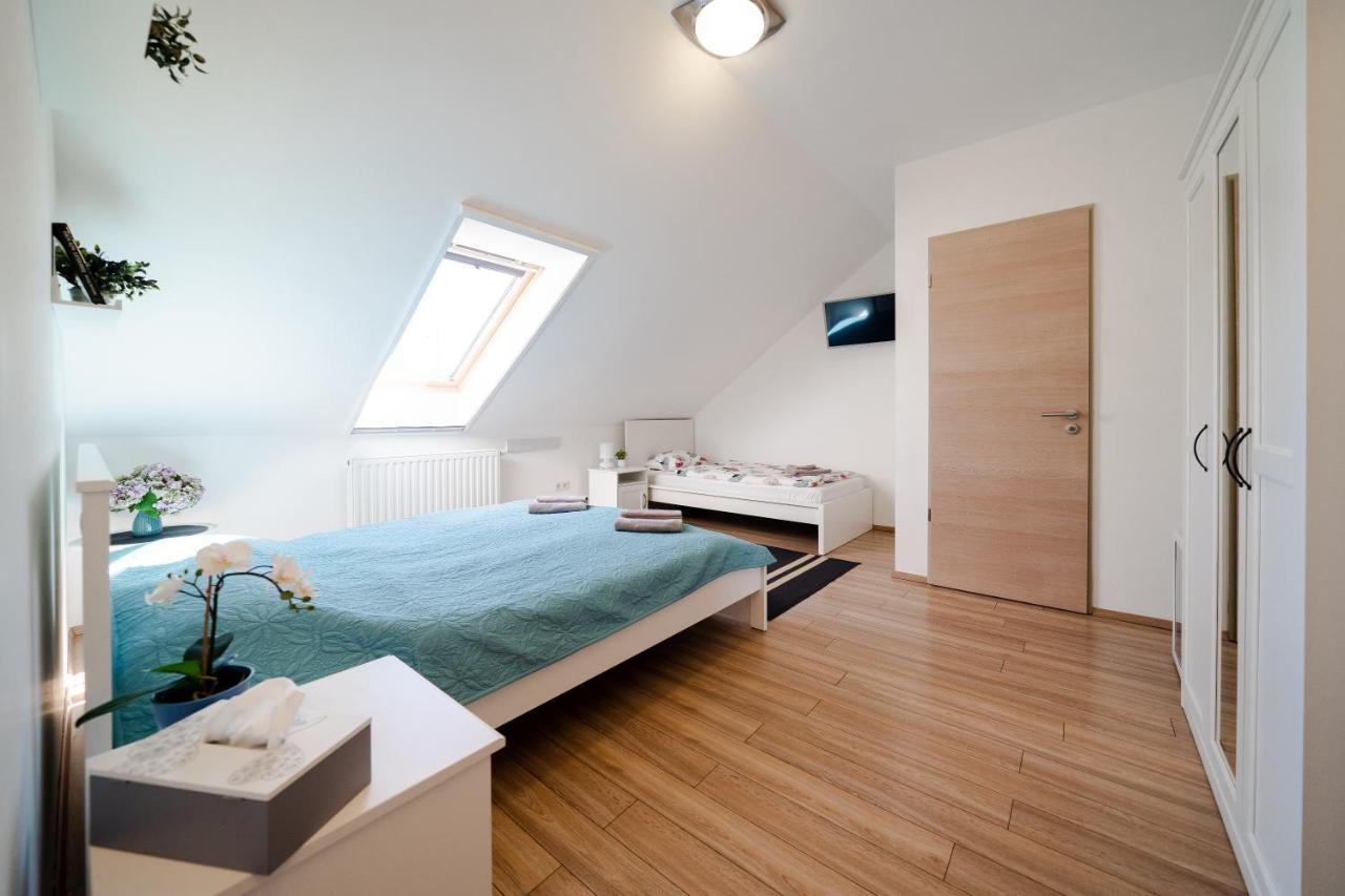 Pipacs Panir & Grill Garden Vendeghaz Hotel Győrújbarát Eksteriør billede