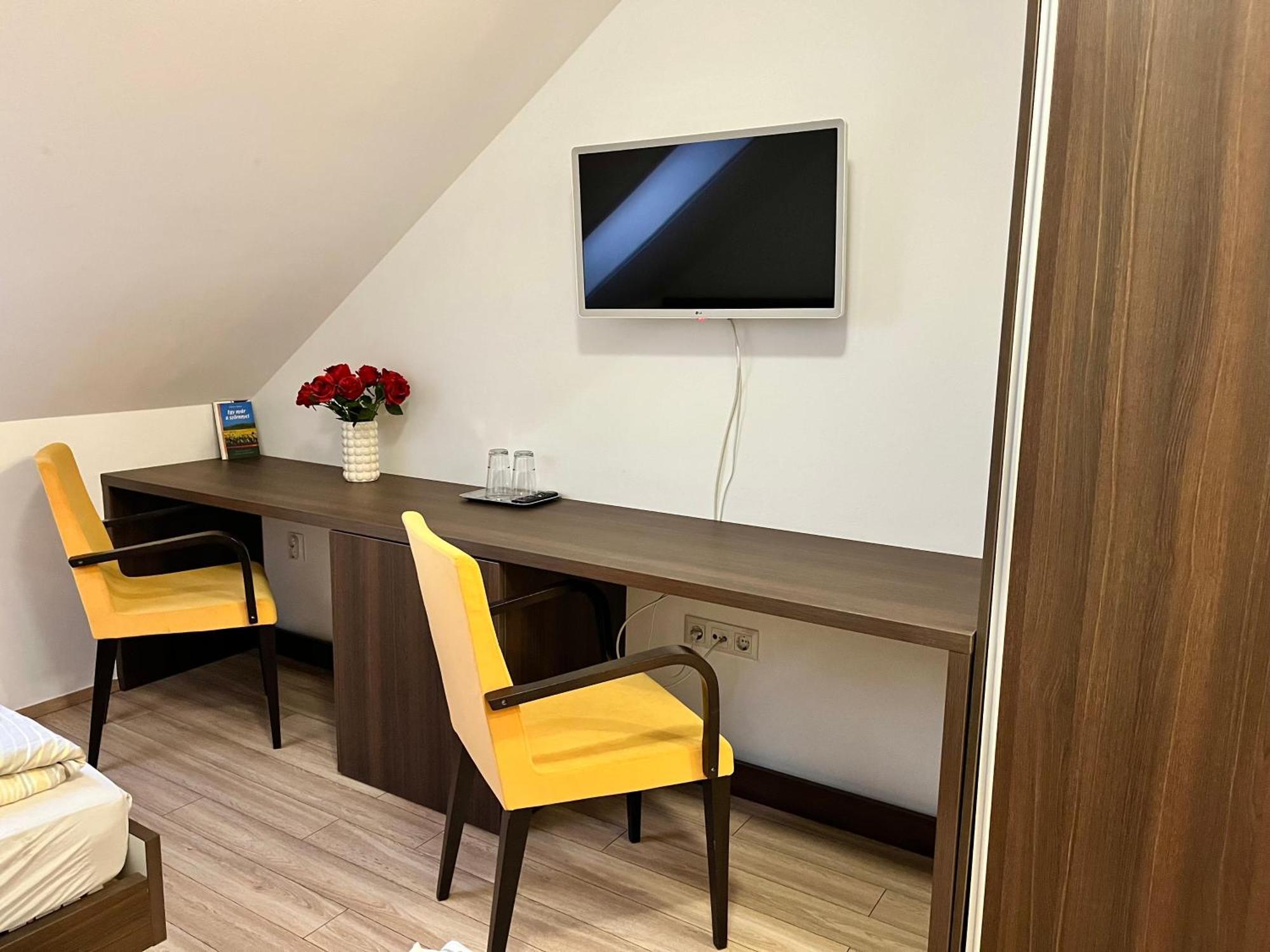 Pipacs Panir & Grill Garden Vendeghaz Hotel Győrújbarát Eksteriør billede